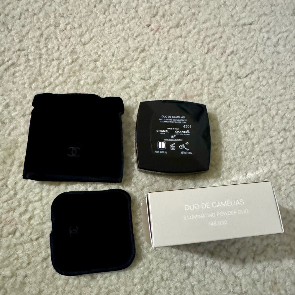 CHANEL Duo de Camélias Illuminating Powder - Picture 6 of 6